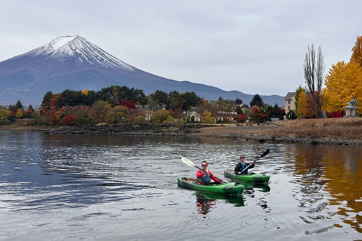 Kaffe på en kajak med Mount Fuji - Tidligt om morgenen