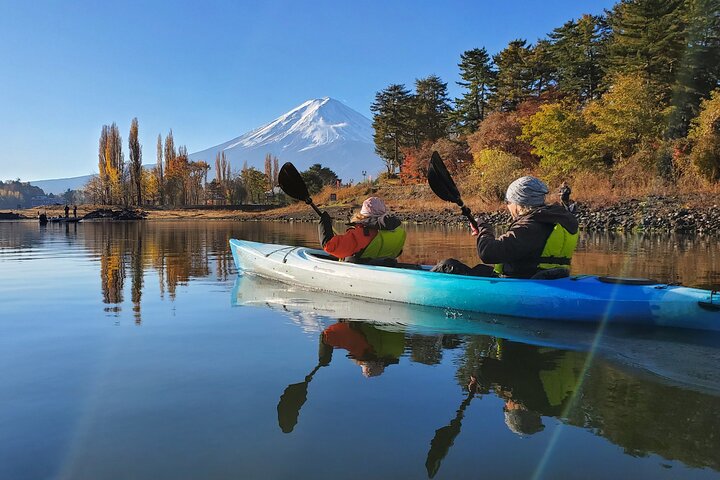 Kaffe på en kajak med Mount Fuji - Tidligt om morgenen