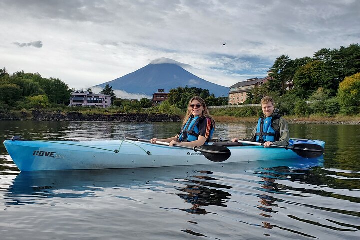 Kaffe på en kajak med Mount Fuji - Tidligt om morgenen