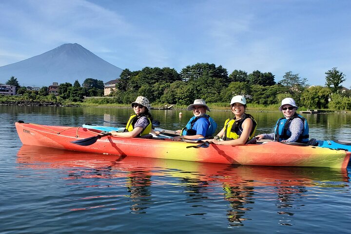Kaffe på en kajak med Mount Fuji - Tidligt om morgenen