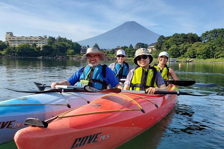 Kaffe på en kajak med Mount Fuji - Tidligt om morgenen