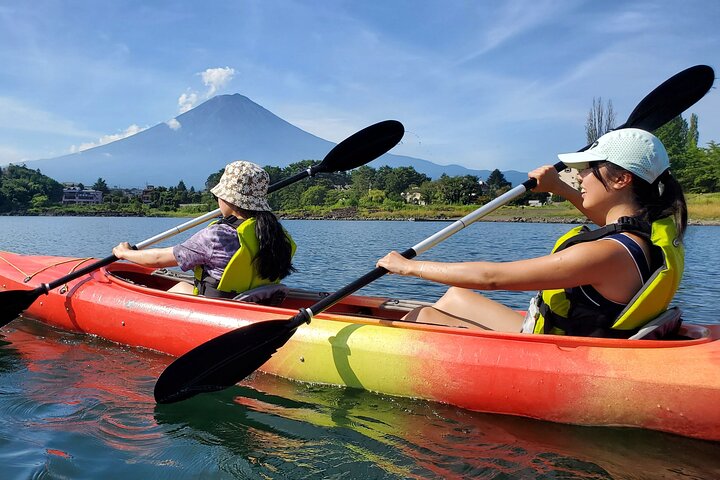 Kaffe på en kajak med Mount Fuji - Tidligt om morgenen