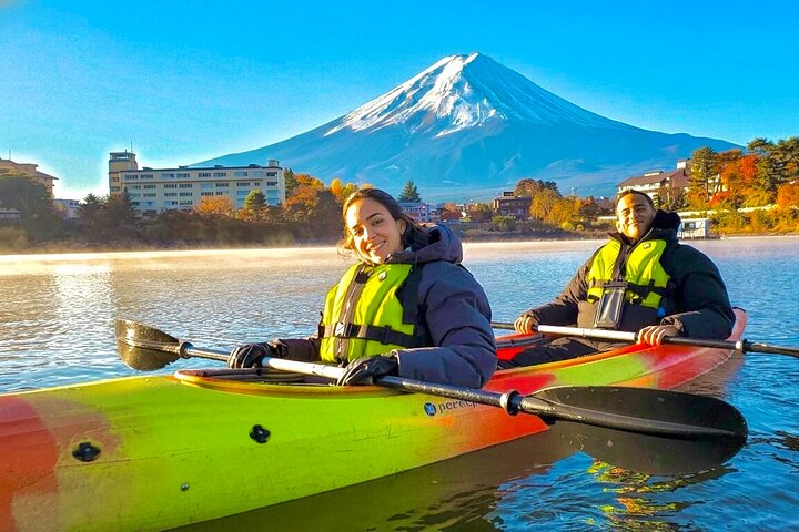 Kaffe på en kajak med Mount Fuji - Tidligt om morgenen