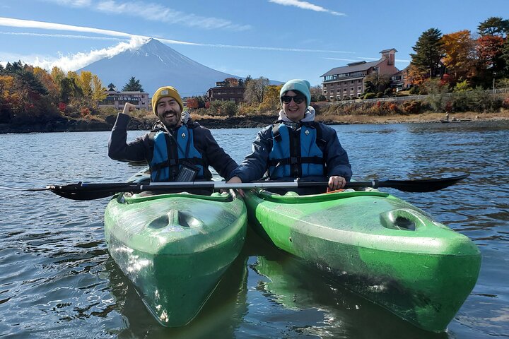 Kaffe på en kajak med Mount Fuji - Tidligt om morgenen