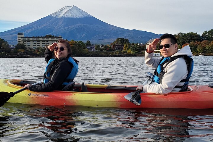 Kaffe på en kajak med Mount Fuji - Tidligt om morgenen