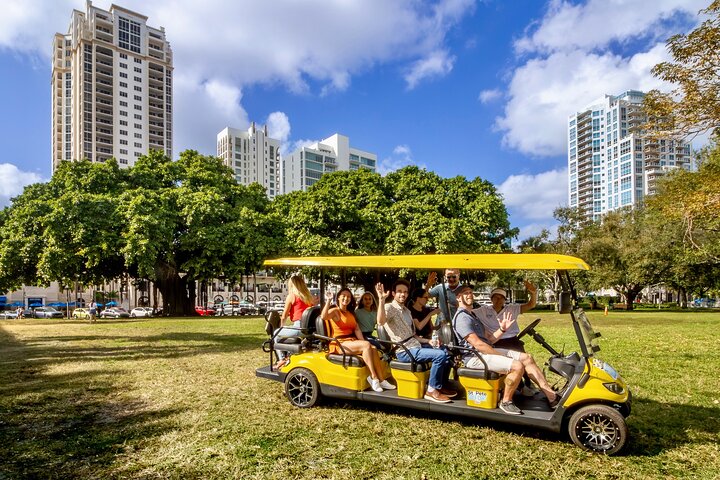 Geführte Besichtigungstour durch St. Pete im Deluxe-Golfwagen mit Straßenzulassung