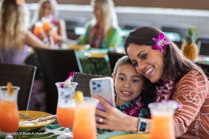 Buffet Waikiki Luau con biglietto opzionale per lo spettacolo Rock-A-Hula