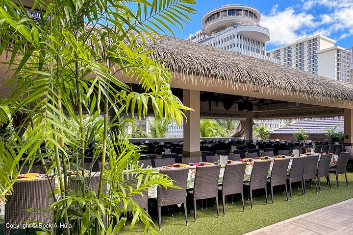 Buffet Waikiki Luau con biglietto opzionale per lo spettacolo Rock-A-Hula