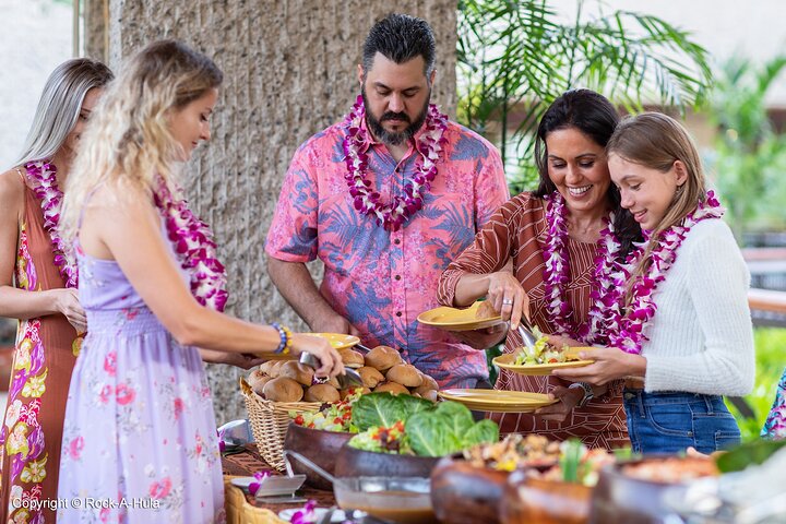 Buffet Waikiki Luau con biglietto opzionale per lo spettacolo Rock-A-Hula