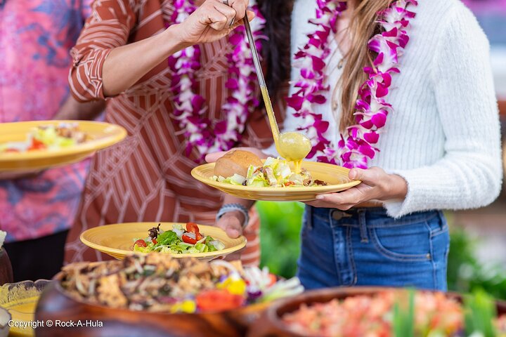 Buffet Waikiki Luau con biglietto opzionale per lo spettacolo Rock-A-Hula