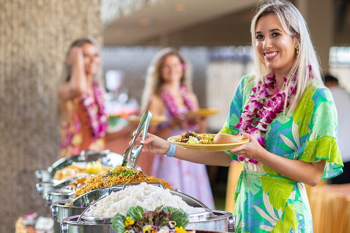 Buffet Waikiki Luau con biglietto opzionale per lo spettacolo Rock-A-Hula
