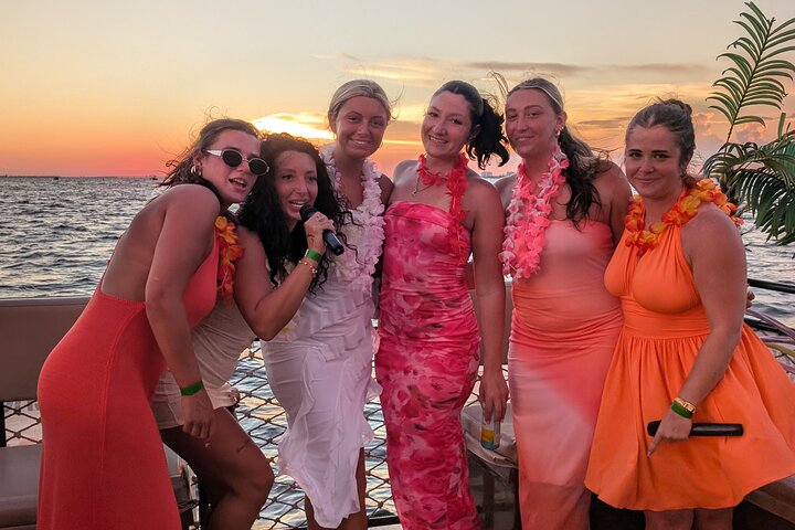 2 Stunden Tiki Pub Sensationelle Delfin Sunset Cruise (nur Erwachsene)