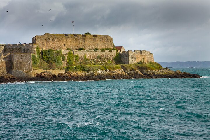 Historische Schätze & Küstenschönheiten – Private Landtour durch Guernsey
