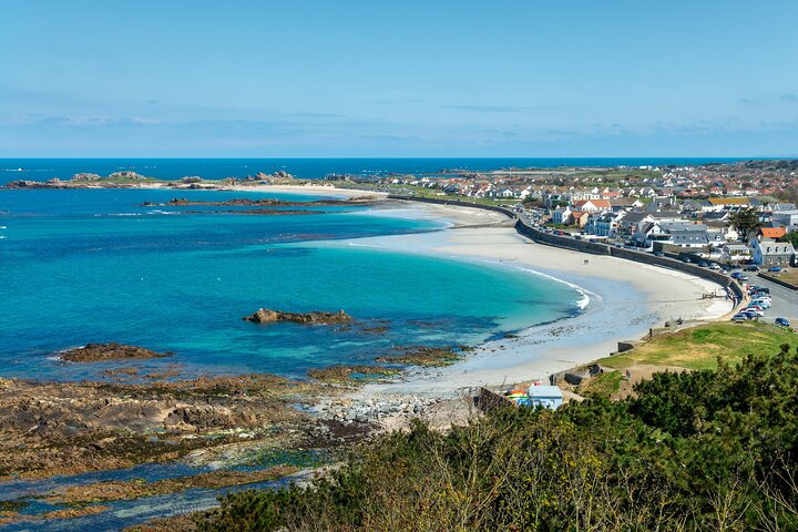 Historische Schätze & Küstenschönheiten – Private Landtour durch Guernsey