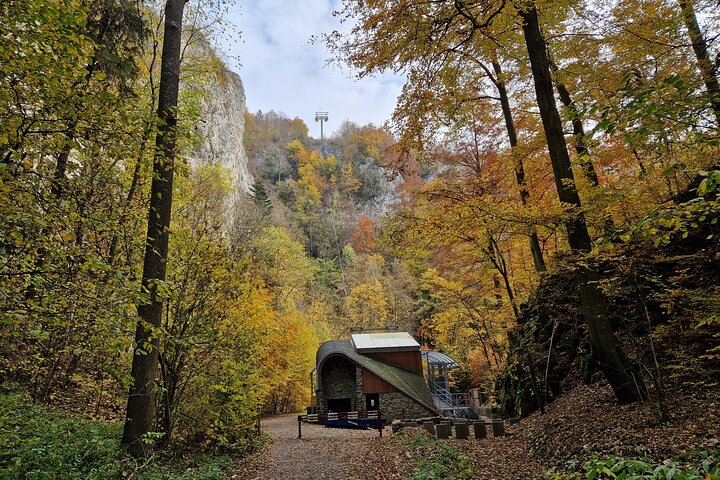 GROTTES DE PUNKVA, ABYSSES et CHÂTEAU DE PERNSTEJN =uniquement de avril à septembre
