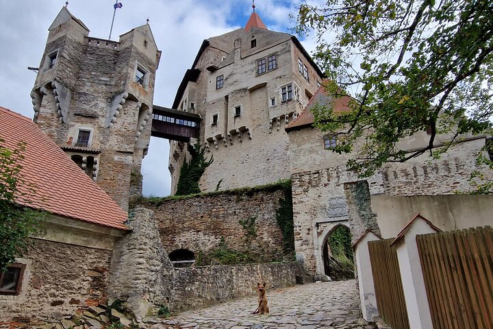 GROTTES DE PUNKVA, ABYSSES et CHÂTEAU DE PERNSTEJN =uniquement de avril à septembre