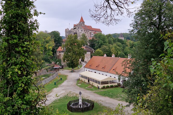 GROTTES DE PUNKVA, ABYSSES et CHÂTEAU DE PERNSTEJN =uniquement de avril à septembre