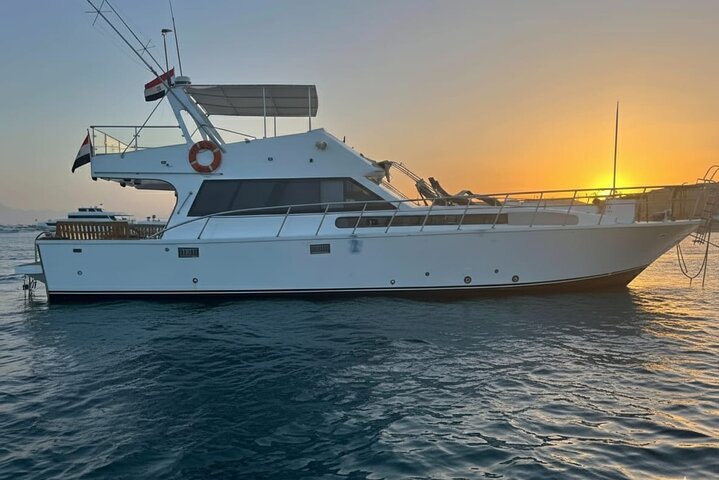 Privat båd , fiskeri , snorkling , delfiner & frokost – Hurghada