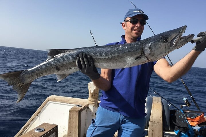 Privat båd , fiskeri , snorkling , delfiner & frokost – Hurghada