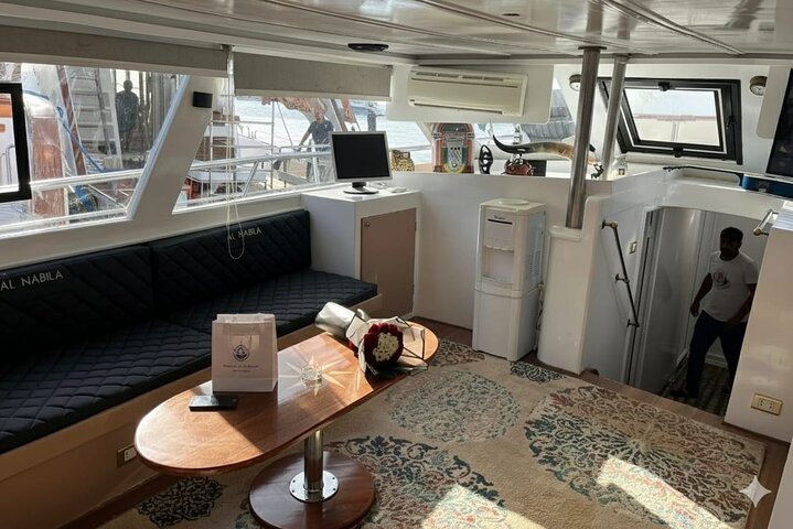 Privat båd , fiskeri , snorkling , delfiner & frokost – Hurghada