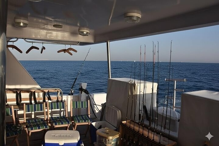 Privat båd , fiskeri , snorkling , delfiner & frokost – Hurghada