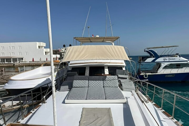 Privat båd , fiskeri , snorkling , delfiner & frokost – Hurghada