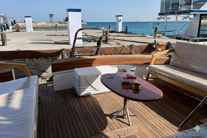 Privat båd , fiskeri , snorkling , delfiner & frokost – Hurghada