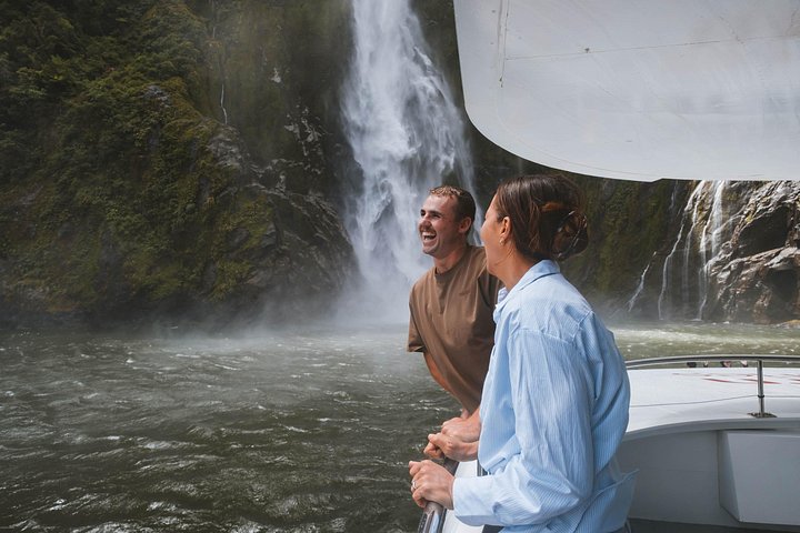 Milford Sound Nature Cruise mit Captain's VIP Lounge