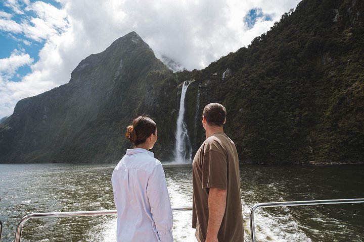 Milford Sound Nature Cruise mit Captain's VIP Lounge