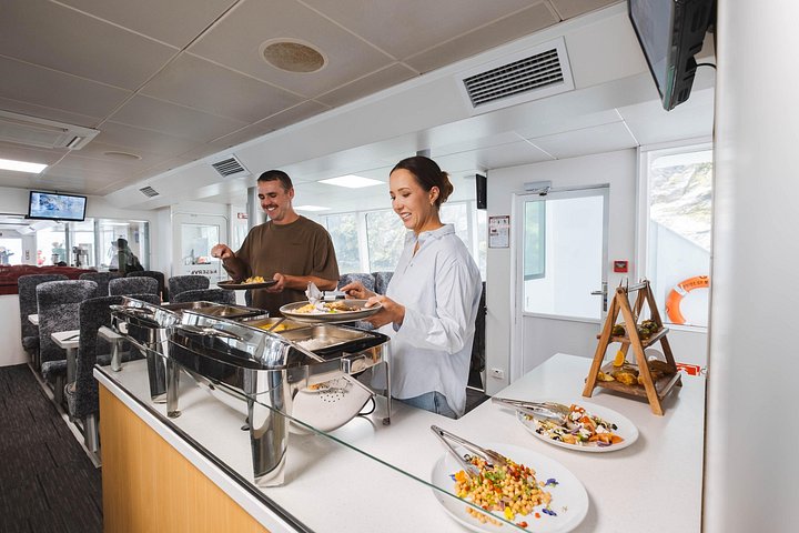 Milford Sound Nature Cruise mit Captain's VIP Lounge