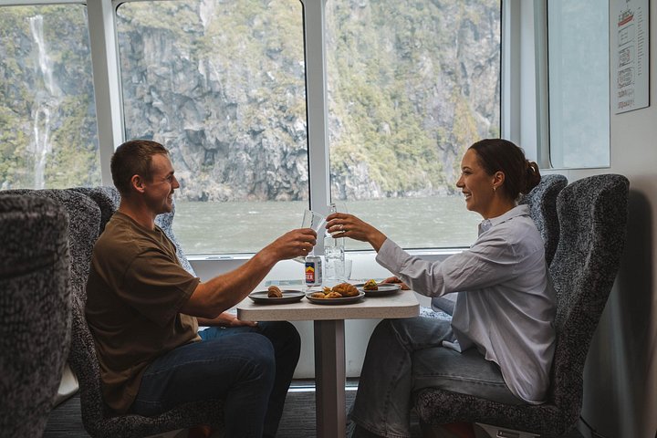 Milford Sound Nature Cruise mit Captain's VIP Lounge