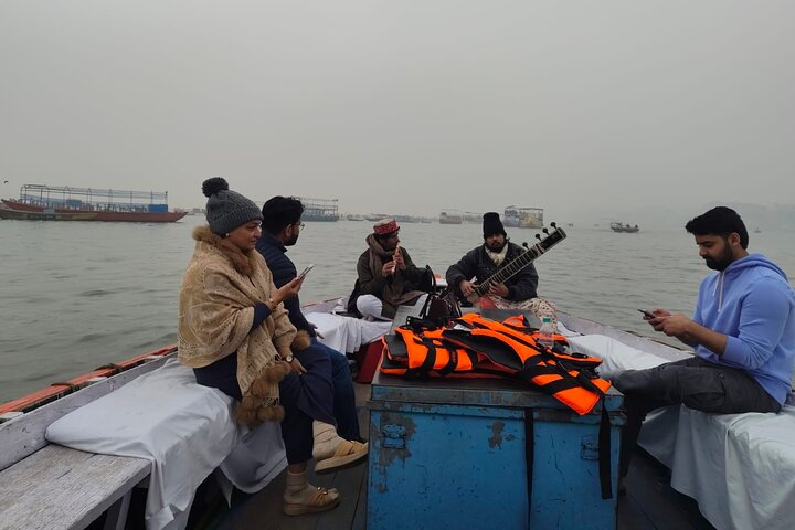 Paseo en barco por Varanasi Sunrise con tour a pie