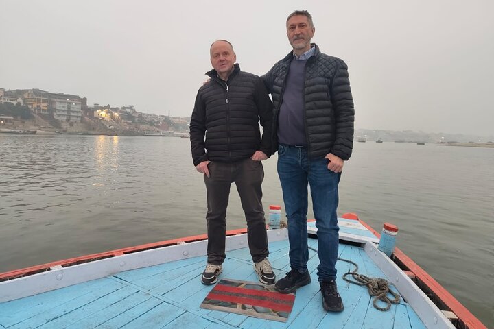 Paseo en barco por Varanasi Sunrise con tour a pie