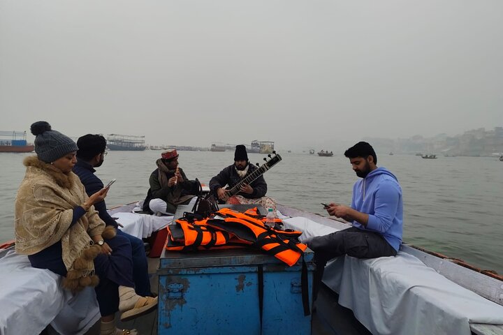Paseo en barco por Varanasi Sunrise con tour a pie