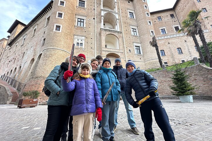 Pequeños exploradores de la ciudad de Urbino Búsqueda del tesoro para niños y familias