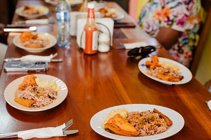 Almuerzo con picaduras de beliceño Tour gastronómico en San Pedro