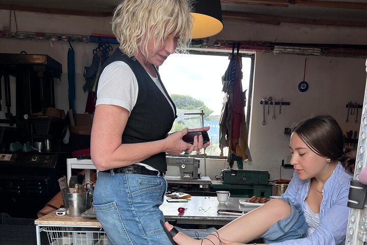 Atenas Haga su propio taller de sandalias de cuero griego