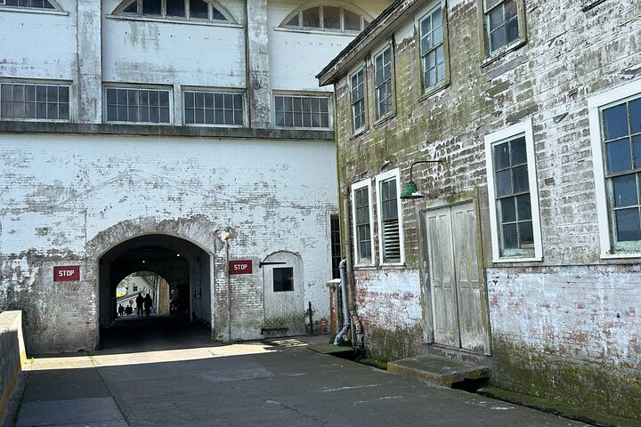 Tour interior de Alcatraz con ferry, audio gratuito y opción nocturna