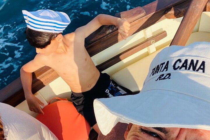 Passeio de barco em Cagliari: 5 paradas para nadar, mergulho com snorkel e aperitivo da Sardenha.