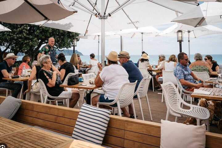 オークランド:ワイヘケ島ワインツアー+テイスティング&ビーチフロントランチ