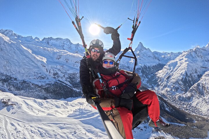 Vol en tandem en parapente à Zermatt avec vue sur le Cervin (20–25min)