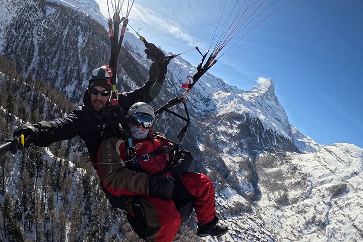 Vol en tandem en parapente à Zermatt avec vue sur le Cervin (20–25min)