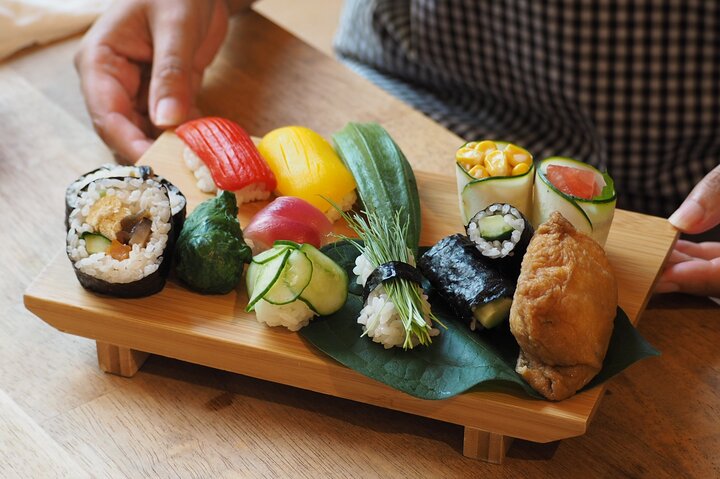 Classe de Sushi Vegan em Tóquio – 6 tipos, história cultural e refeição completa