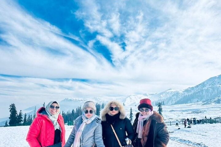 Gulmarg Day Trip i Kashmir fra Srinagar med Pvt Car & Guide