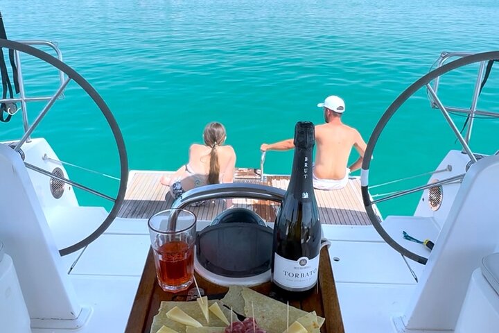 Cagliari Katamaran-Segeltour: Malerische Küste und Schnorchelmöglichkeiten