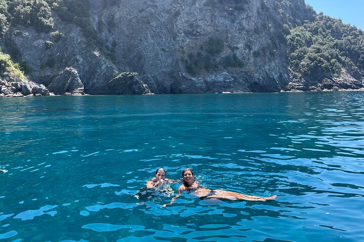 Monterosso: Boottocht door de Cinque Terre, overdag of bij zonsondergang, inclusief aperitief