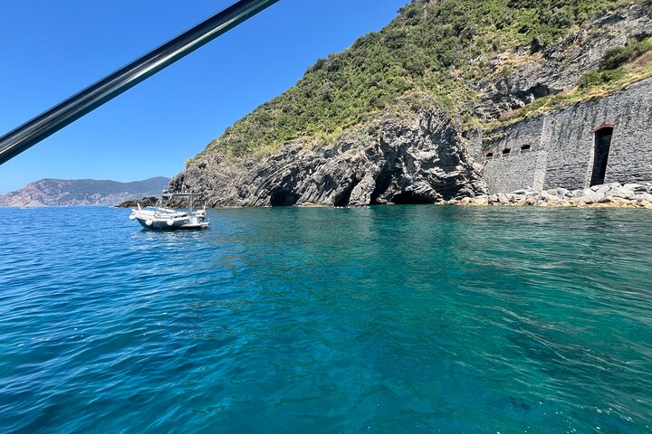 Monterosso: Boottocht door de Cinque Terre, overdag of bij zonsondergang, inclusief aperitief