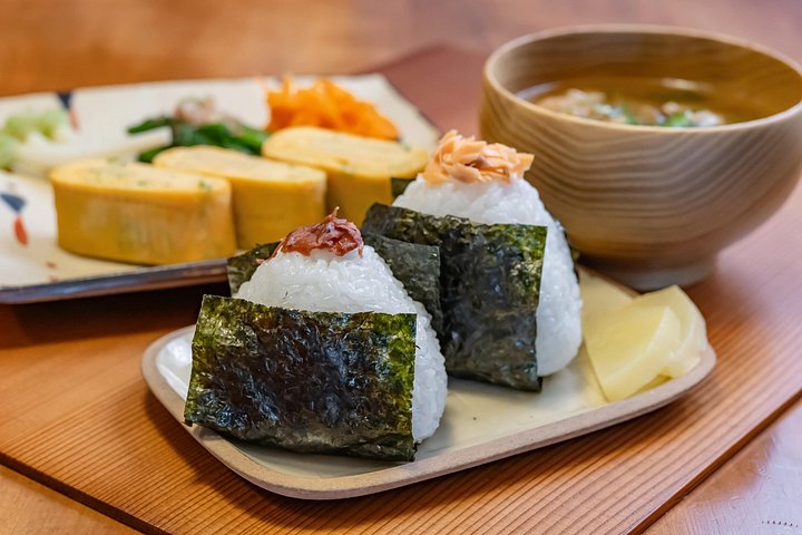 Japanischer Kochkurs für Hausmannskost auf einem Reisfeld in Kurashiki