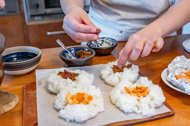 Japanischer Kochkurs für Hausmannskost auf einem Reisfeld in Kurashiki