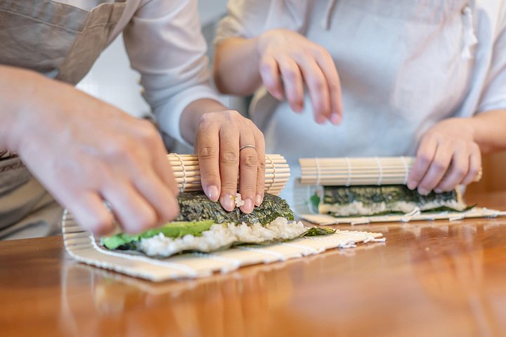 Japanischer Kochkurs für Hausmannskost auf einem Reisfeld in Kurashiki